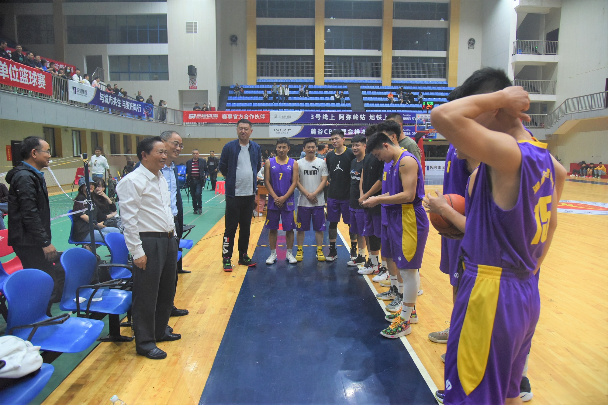 交水建集團領導周雄飛、胡建華在比賽現(xiàn)場為球員加油鼓勁.jpg