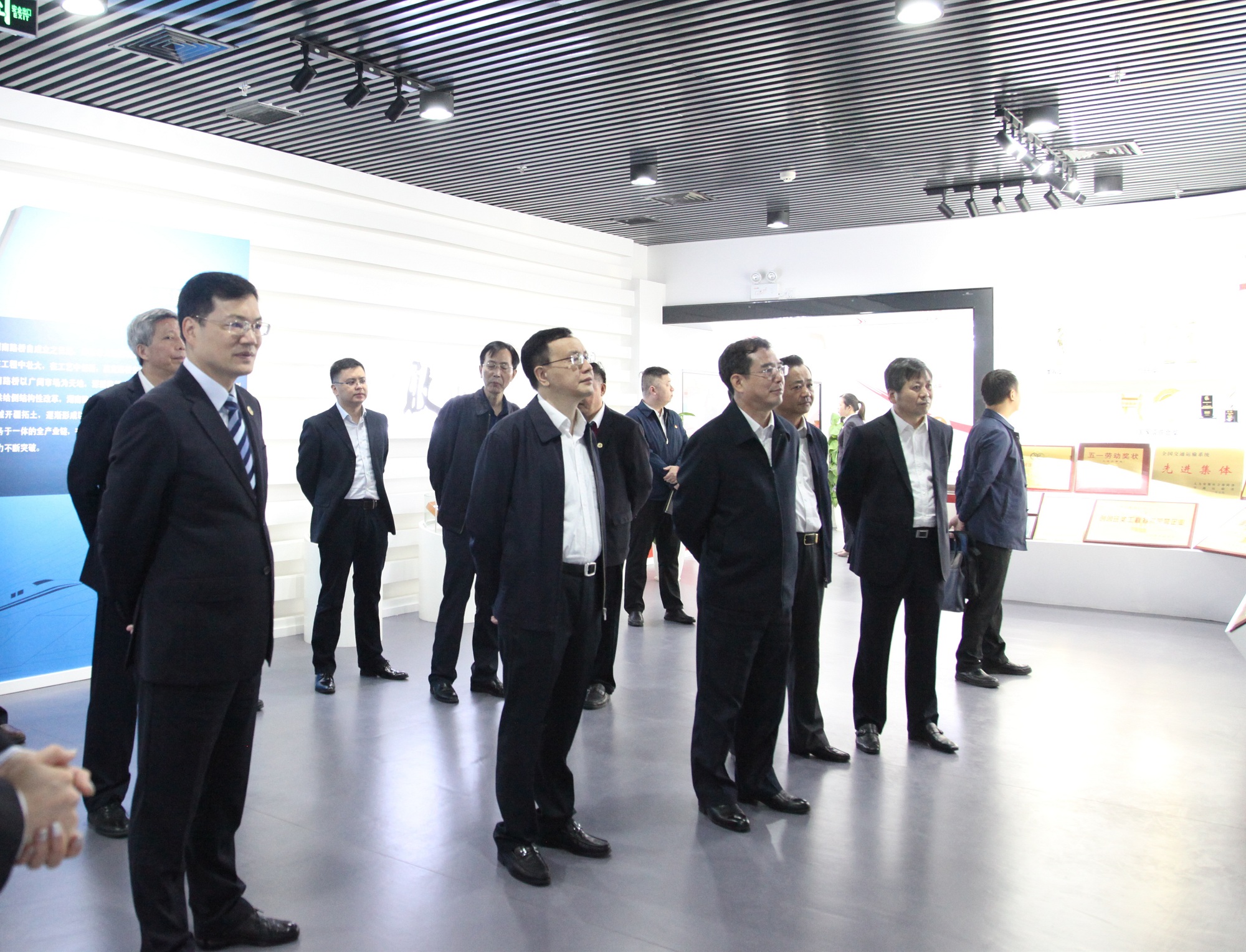 20201019846090.jpg 范運(yùn)田參觀集團(tuán)榮譽(yù)展廳IMG_5843_副本.jpg