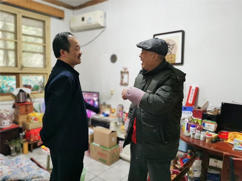 4、2月4日，湯向東慰問老領(lǐng)導(dǎo)易文林_副本_副本.jpg