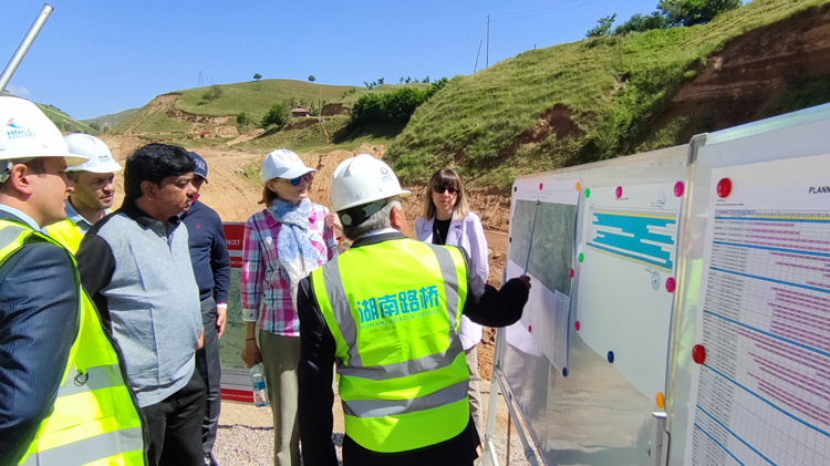 6 20220616 亞洲開發(fā)銀行執(zhí)行董事考察塔吉克項(xiàng)目.jpg