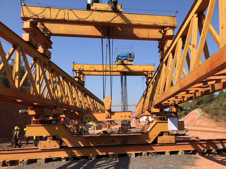 20221020604940.jpg 醴婁高速公路二施工分部首片箱梁成功架設(shè)1.jpg