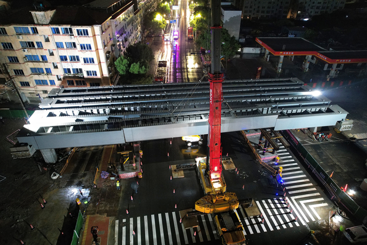 照片：新昌項目完成跨新昌大道鋼箱梁架設.jpg