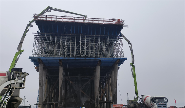 主墩11號墩0號塊第一?；炷翝仓?jpg