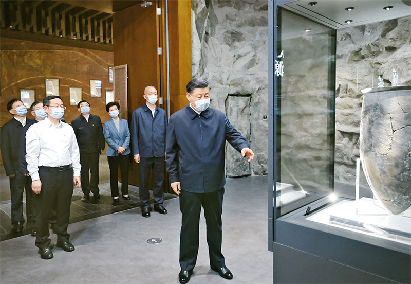 2023年6月2日，中共中央總書記、國家主席、中央軍委主席習近平在北京出席文化傳承發(fā)展座談會并發(fā)表重要講話。這是座談會前，習近平2日下午在中國歷史研究院考察。 新華社記者 鞠鵬/攝