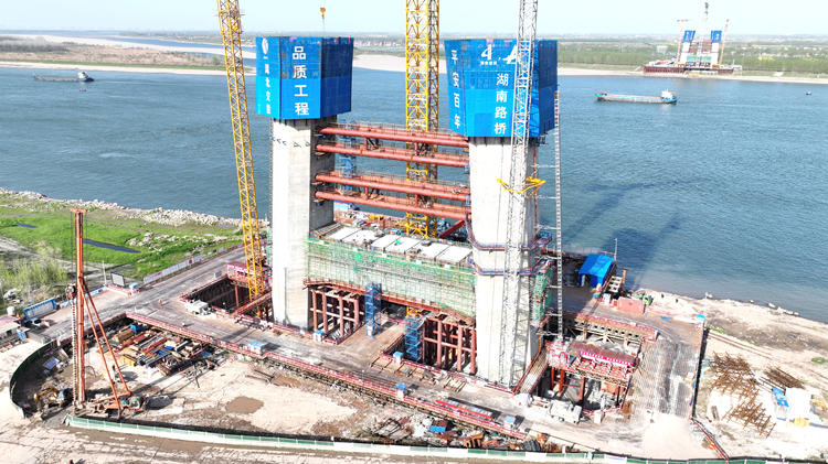 觀音寺長(zhǎng)江大橋南岸下橫梁澆筑順利完成3_副本.jpg