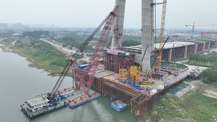 觀音寺長(zhǎng)江大橋公安側(cè)首節(jié)鋼-UHPC組合梁吊裝成功_副本.jpg